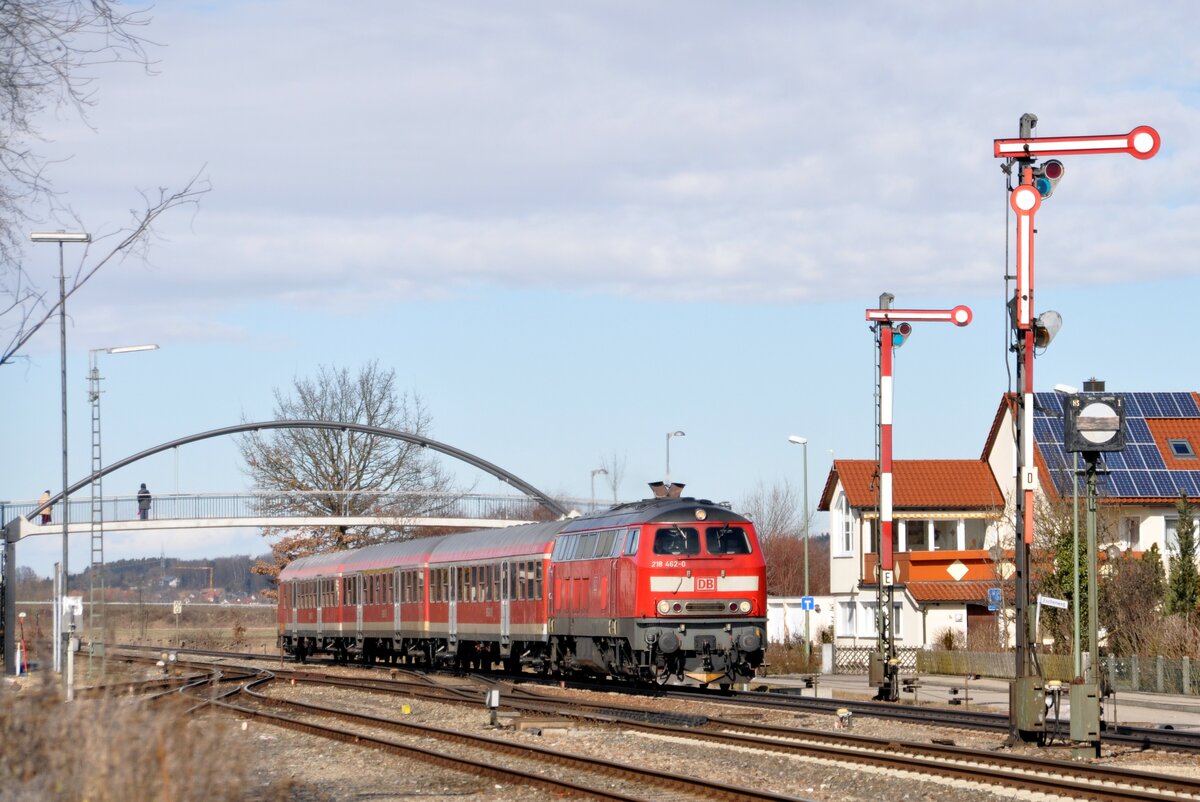 218 462-0 mit Nahverkehrszug in Vöhringen am 25.02.2020.