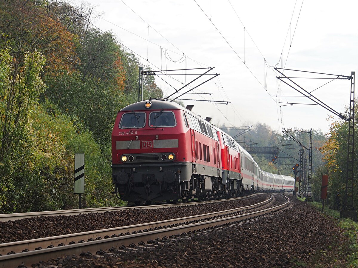218 464-6 und eine weitere 218 mit IC bei der Bundesfestung in Ulm am 26.10.2014.