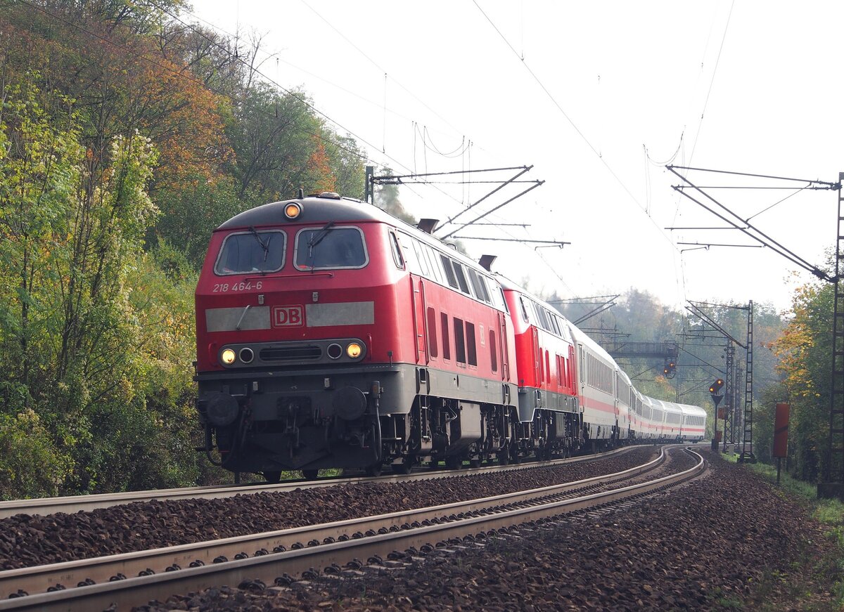 218 464-6 und eine weitere 218 mit IC 2012 Allgäu in Ulm bei der Bundesfestung nahe Öhrlinger Turm am 26.10.2014.