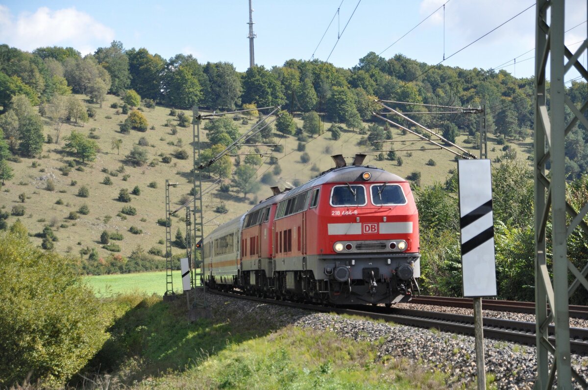 218 464-8 und 218 491-9 mit IC Allgäu 2012 bei Lonsee fährt an der Wachholderheide vorbei am 20.09.2012.