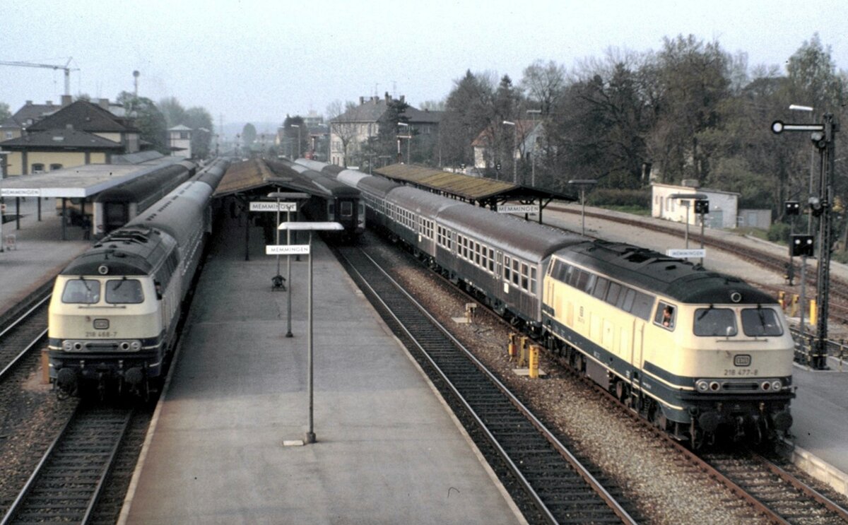 218 468-7 und 218 477-8 jeweils mit Nahverkehrszügen in Memmingen am 24.04.1981.