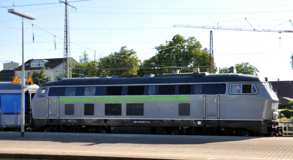 218 468-7 mit dem Ferienexpress Stuttgart - Singen (9280 1 218 468-1 D-RIS) mit Streifen in Leuchtgrün in Ulm am 10.07.2022. Die Bezeichnung ist noch RIS; ca. 6 Wochen später ist es eine NeSA-Lok.