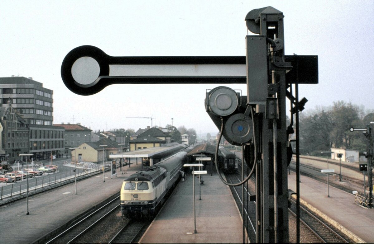 218 468-7 mit Nahverkehrszug in Memmingen am 24.04.1981. Der Zug rechts hat am Zugende noch einen Silberling Steuerwagen der 1. Generation (allerdings nicht mehr aktiv).