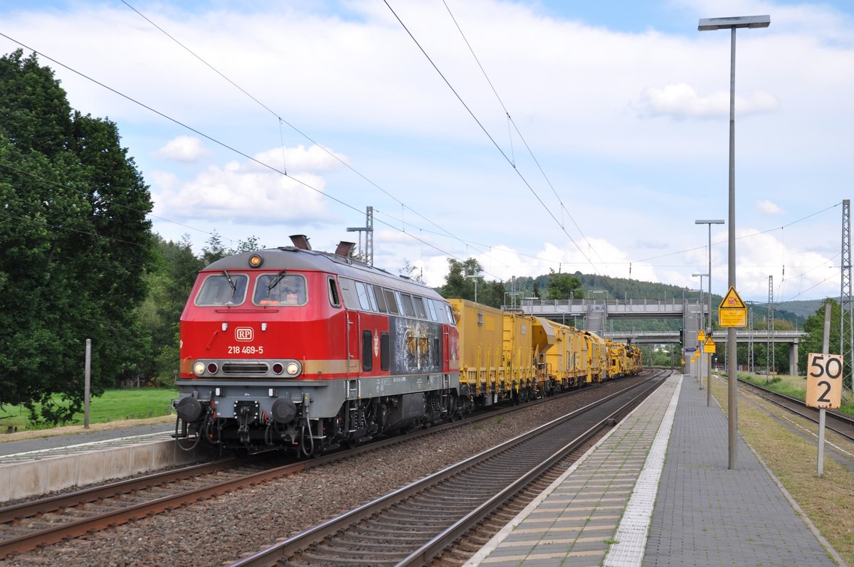 218 469 fuhr am 15.06.2019 mit einem Bauzug durch Wirtheim in Richtung Hanau. 