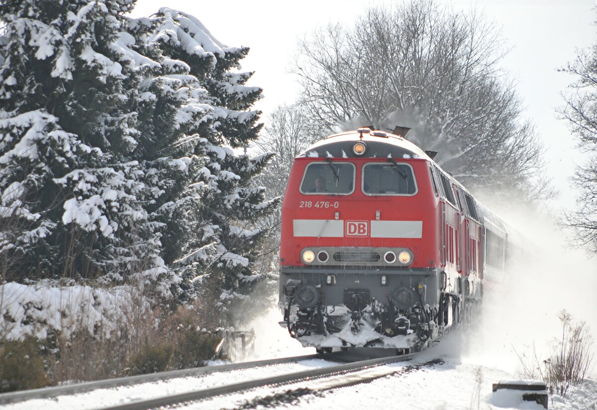 218 476-0 und 218 494-3 mit IC 2012 Allgäu braust durch Bellenberg am 08.02.2013.