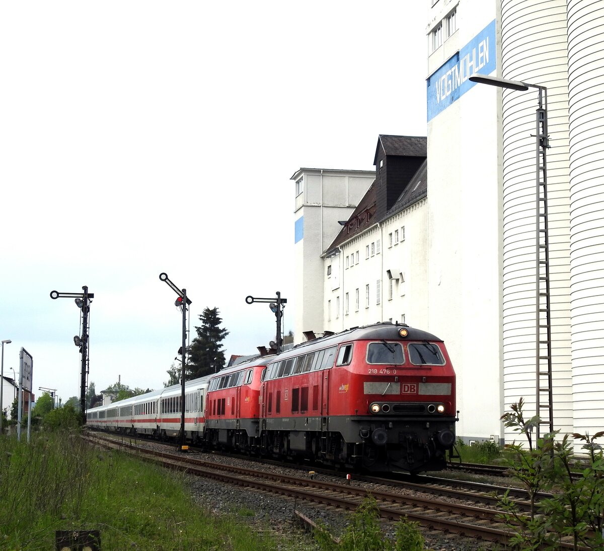 218 476-0 und eine weitere 218 mit IC 2013 Allgäu in Illertissen; in der Ausfahrt nach Memmingen stehen nch Formsignale am 22.05.2019.