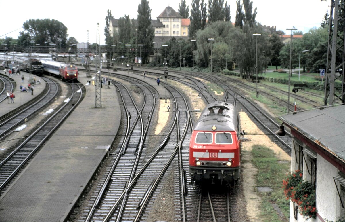 218 481-0 und 218 mit Nahverkehrszug, sowie ÖBB 1020.042-6 mit Sonderzug an den Bahnsteigen in Lindau am 06.09.1998.