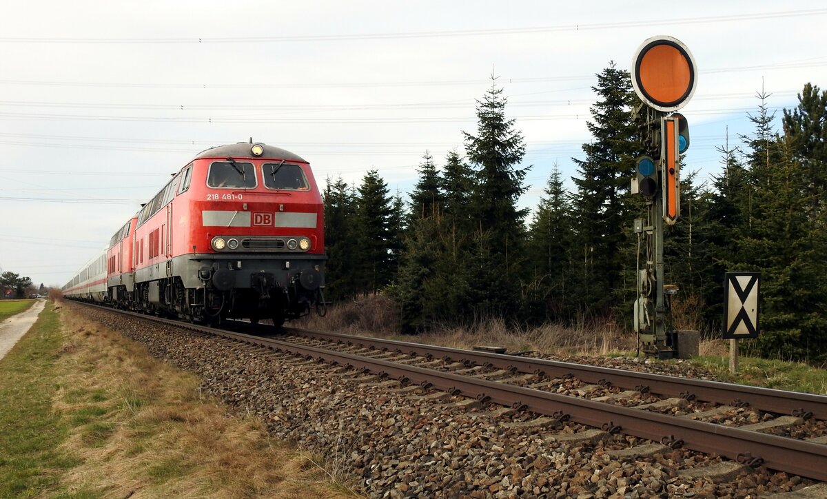 218 481-0 und eine weitere 218 mit IC Allgäu bei Bellenberg am 26.03.2021.