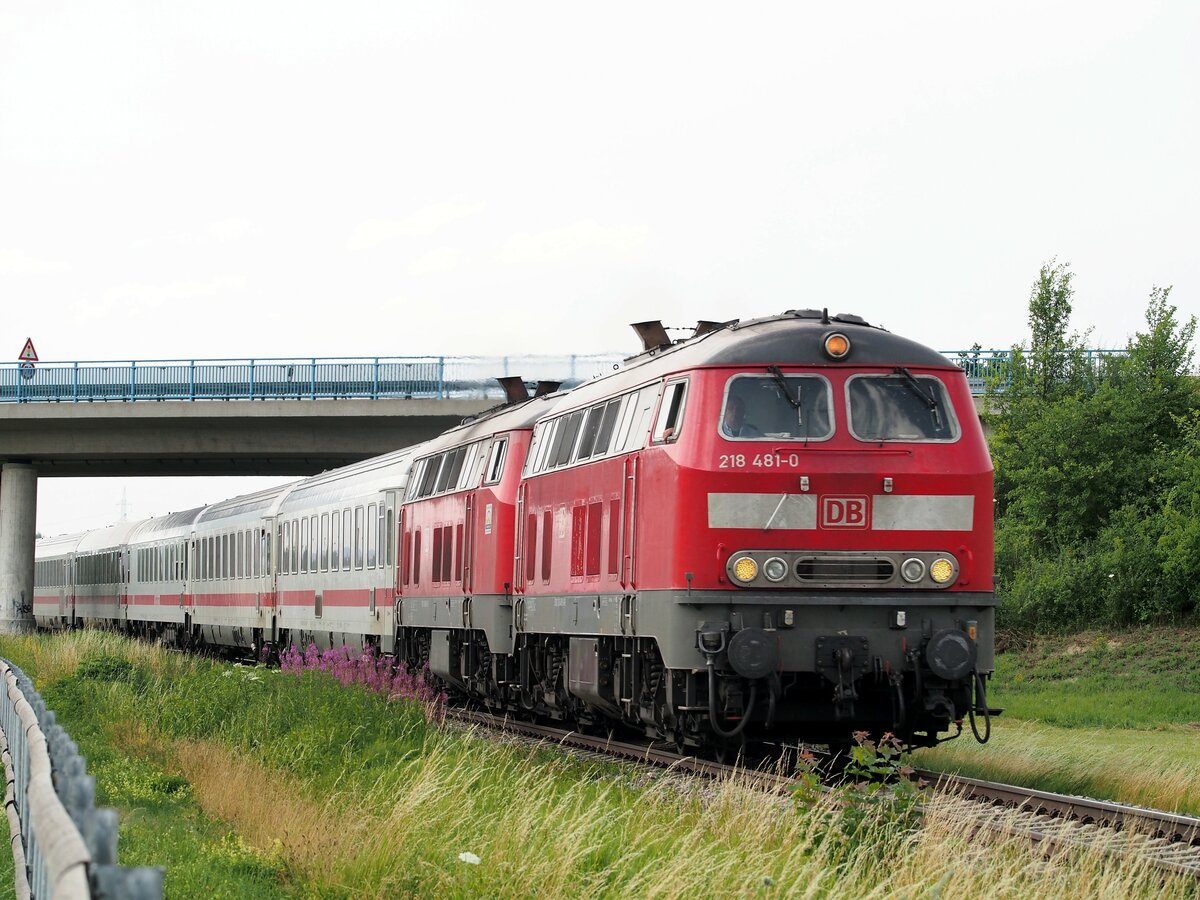 218 481-0 und eine weitere 218 mit IC 2013 Allgäu in Vöhringen am 12.07.2015.
