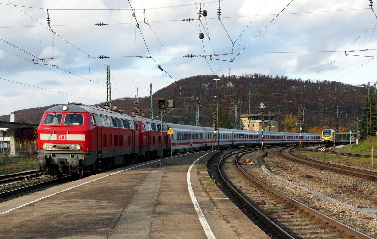 218 483-6 und eine weitere 218 mit IC Allgäu 2013 in Geislingen Steige am 26.10.2021.