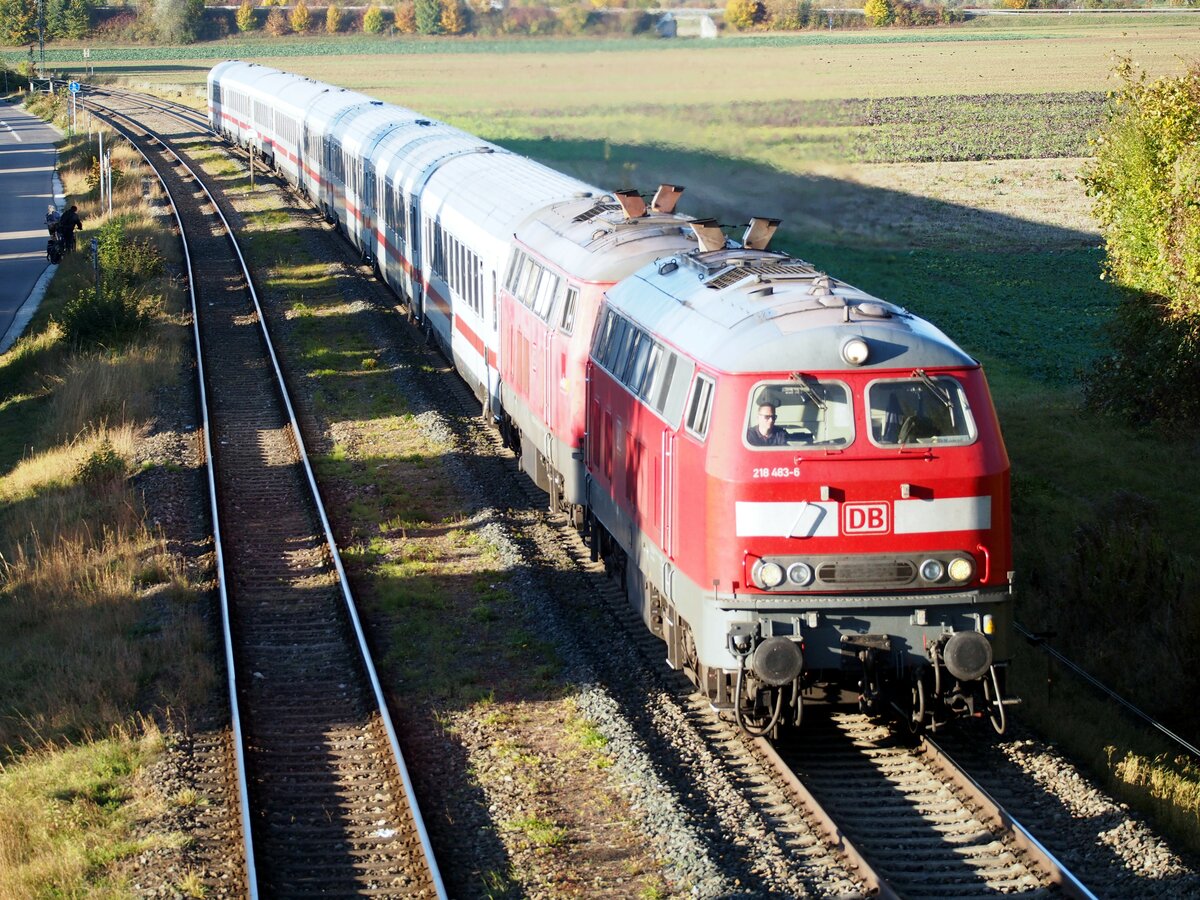 218 483-6 und einer weiteren 218 mit IC 2013 Allgäu in Vöhringen am 22.10.2021.