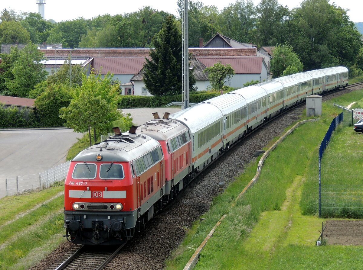 218 487-7 und 218 mit IC Allgäu in Illertissen am 16.05.2014.