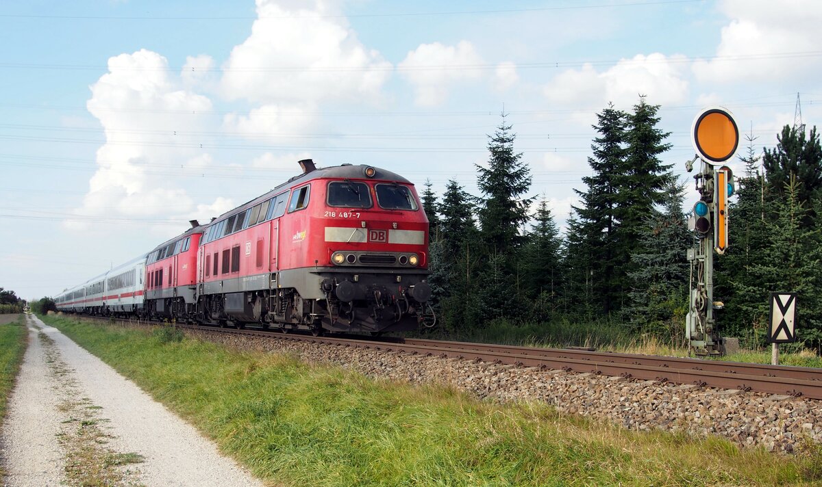 218 487-7 und eine weitere 218 mit IC 2013 Allgäu bei Bellenberg am 22.09.2020.