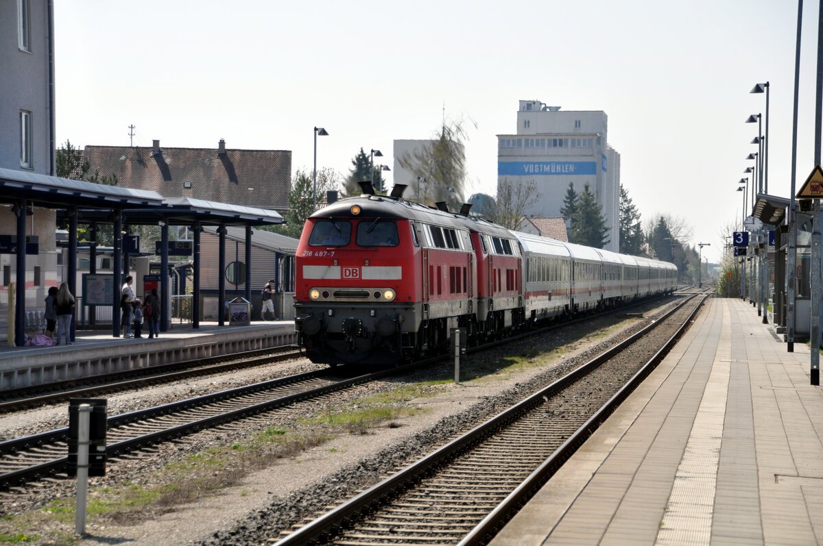 218 487-7 und eine weitere 218 mit RE Allgäu 2012, in Illertissen und als IC 2012 ab Ulm am 24.04.2010.