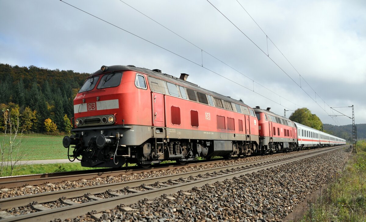 218 487-7 und eine weitere 218 mit IC 2012 Allgäu bei Amstetten am 06.10.2010.