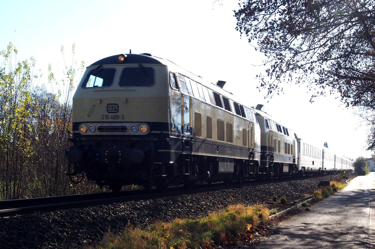218 489-3 und 218 466-1 beide von Railsystem (RP) mit IV Allgäu in Bellenberg am 18.11.2020.