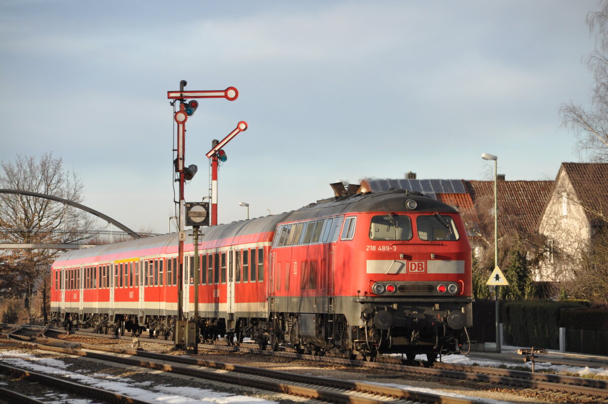 218 489-3 schiebt Nahverkehrszug in Vöhringen am 22.02.2010.
