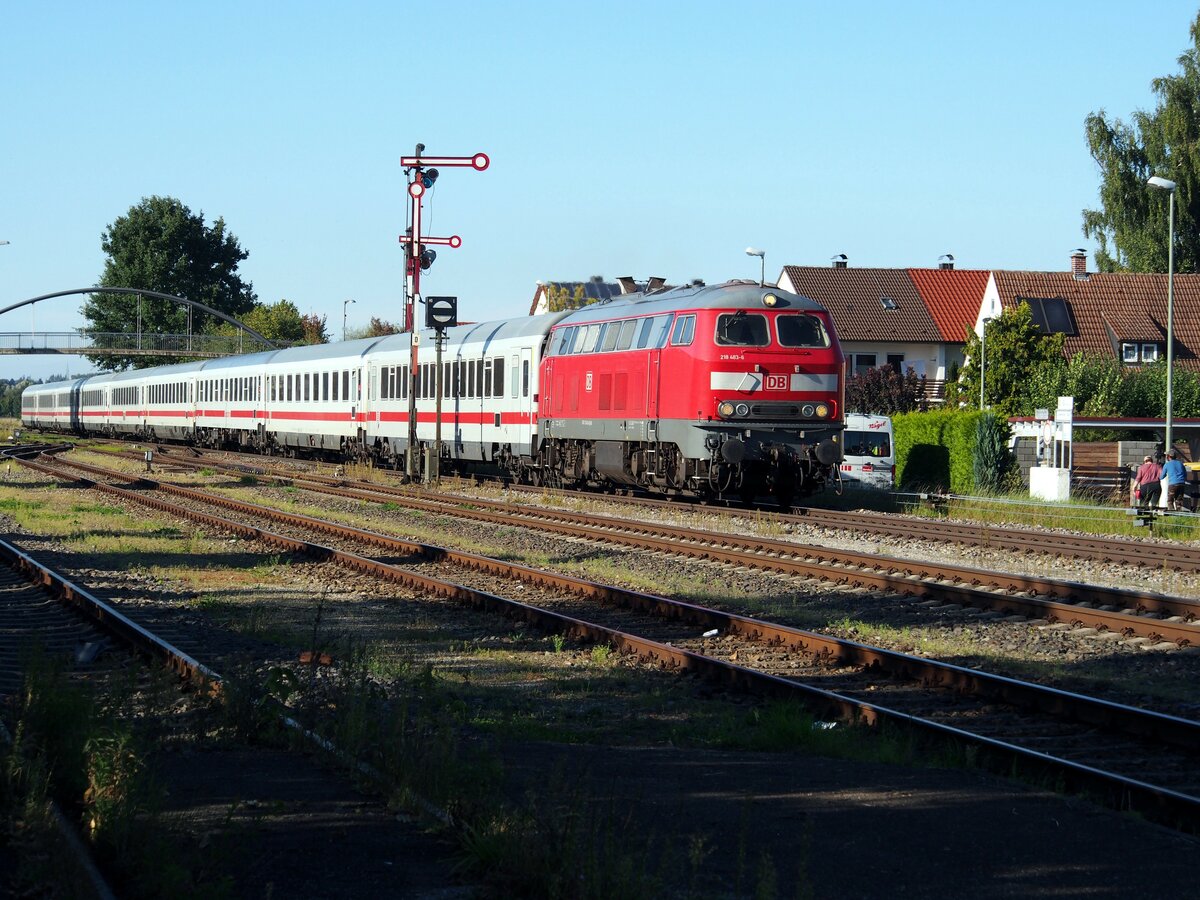 218 493-8 mit IC 2013 Allgäu in Vöhringen am 24.08.2021.