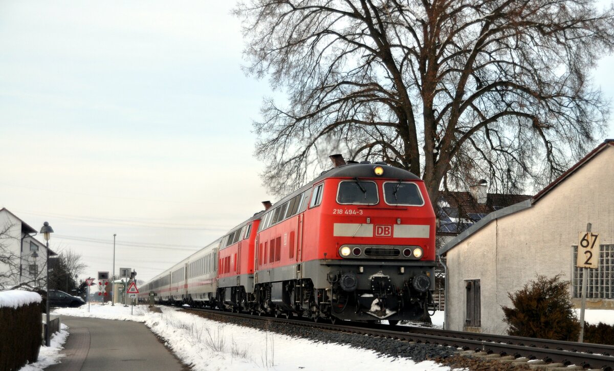 218 494-3 und eine weitere 218 mit IC 2013 Allgäu in Bellenberg am 11.02.2013.