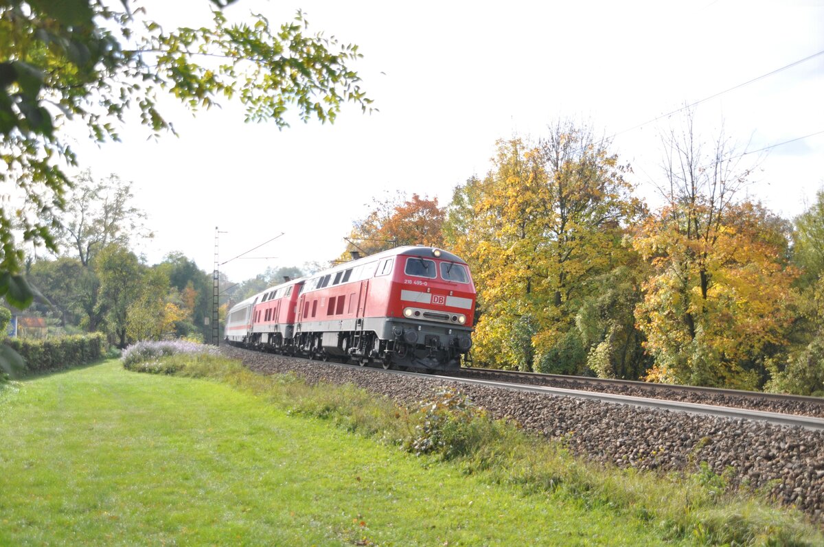 218 495-0 und 218 494-3 mit IC 2012 Algäu bei Ulm am 18.10.2012.