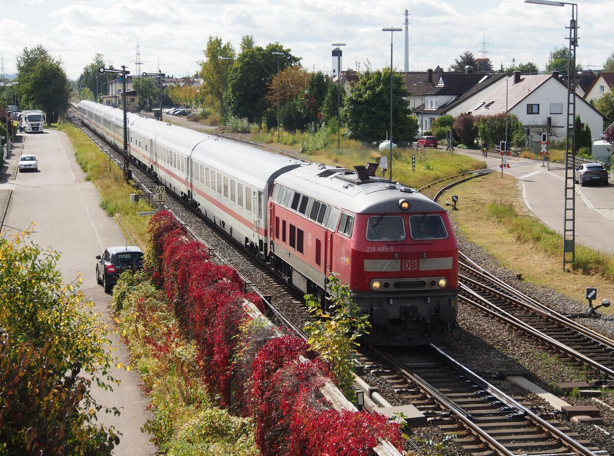 218 495-0 mit IC 2012 Allgäu in Vöhringen am 30.09.2021.
