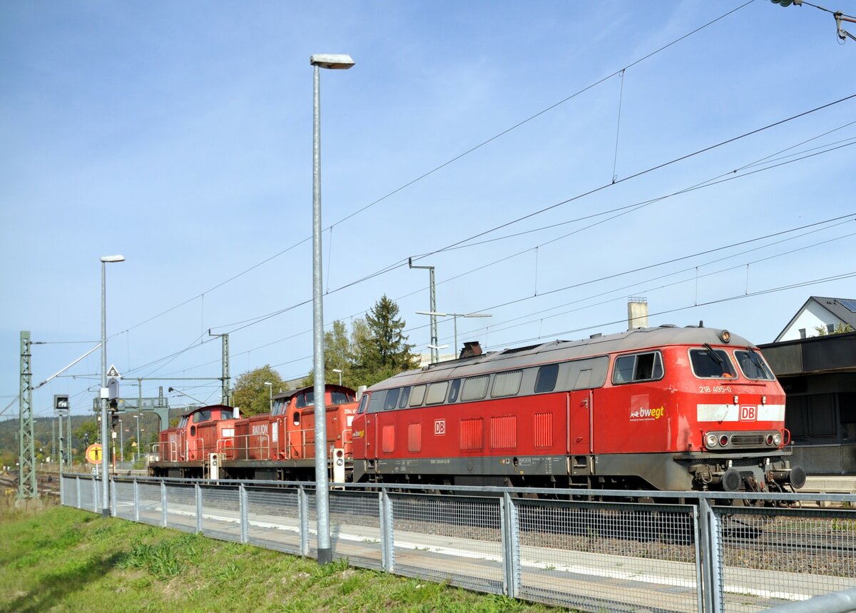 218 495-0 schleppt zwei 294 durch Amstetten auf der Geislinger Steige am 06.10.2023.
