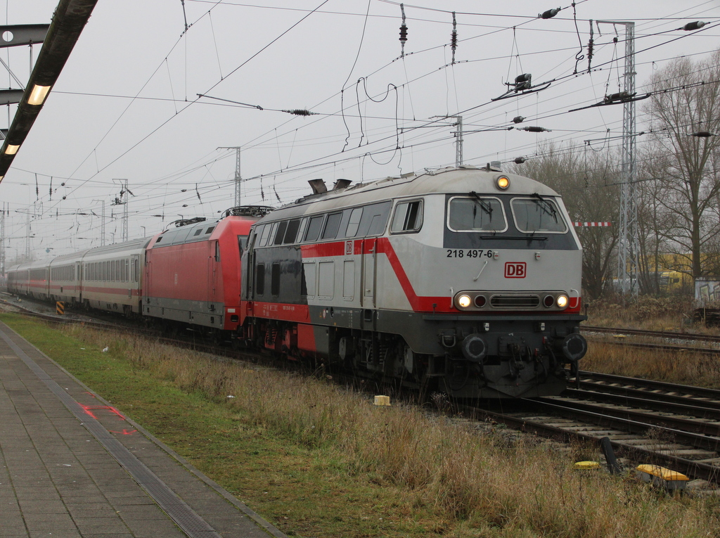 218 497-6 mit IC 2260(Hamburg-Binz)bei der Einfahrt im Rostocker Hbf.22.12.2025