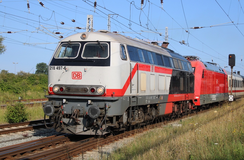 218 497-6 mit IC 2261(Greifswald-Hamburg)bei der Ausfahrt am 08.08.2025 im Rostocker Hbf.