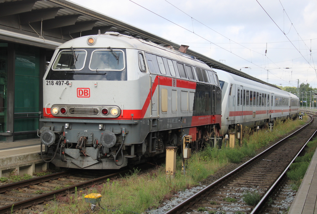 218 497-6 mit IC 2261(Stralsund-Hamburg)im Rostocker Hbf.02.08.2025