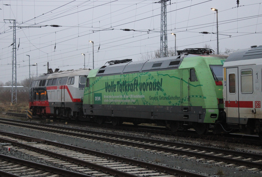 218 497-6+101 088 am Morgen des 21.12.2025 im Rostocker Hbf.