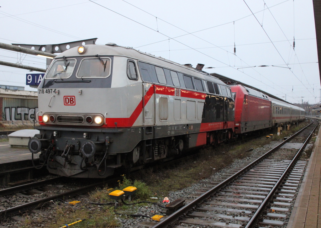 218 497+101 068 mit IC 2261(Greifswald-Hamburg)am 27.12.2025 im Rostocker Hbf.
