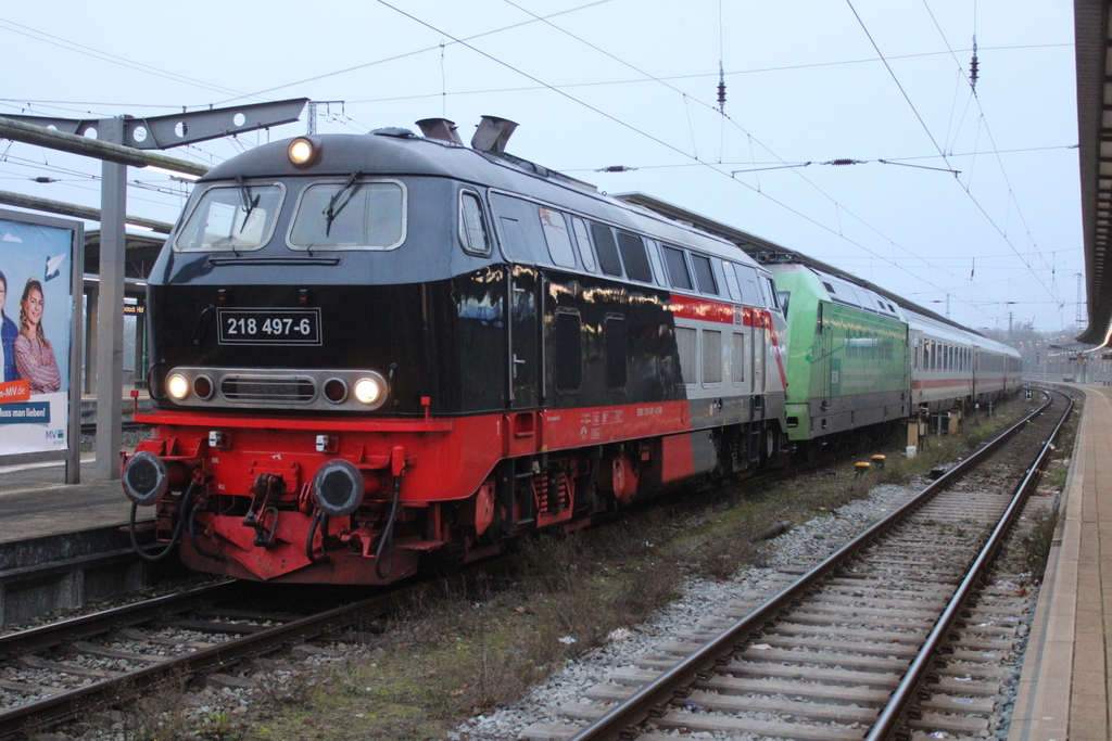218 497+101 088 mit IC 2261(Greifswald-Hamburg)am 21.12.2025 im Rostocker Hbf.