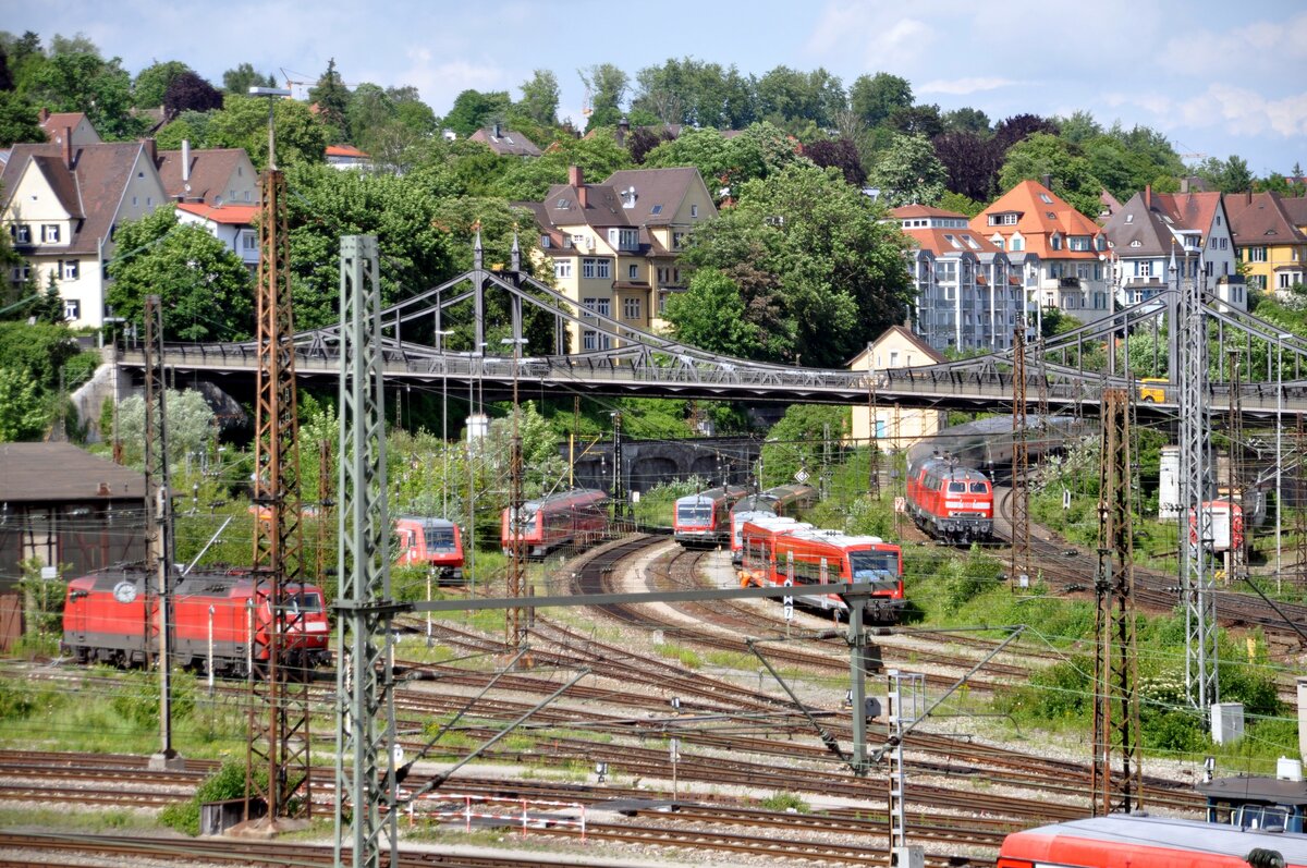 218 499-2 und 218 495-0 kommen mit IC 2013 Allgäu aus Stuttgart nach Ulm; weiter zu sehen sind 650, 428, 611, 120 und der historische Lokschuppen, der dem Projekt (Tunneleinfahrt) Stuttgart 21 weichen mußte; Ulm am 09.06.2012.
