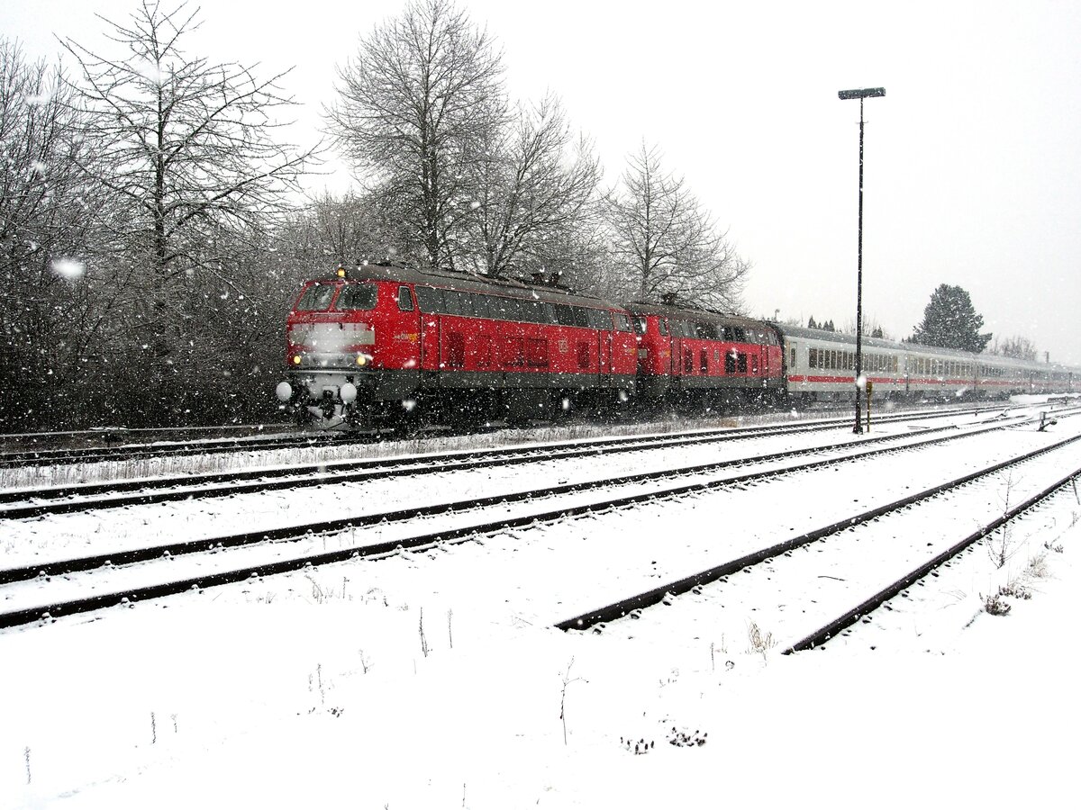 218 499-2 und 218 mit IC Allgäu fahren bei heftigem Schneefall durch Vöhringen am 08.12.2021. Die 218 499-2 sollte schon lange in Ruhestand sein, nach einer Aufarbeitung versieht die Lok ihren Dienst.