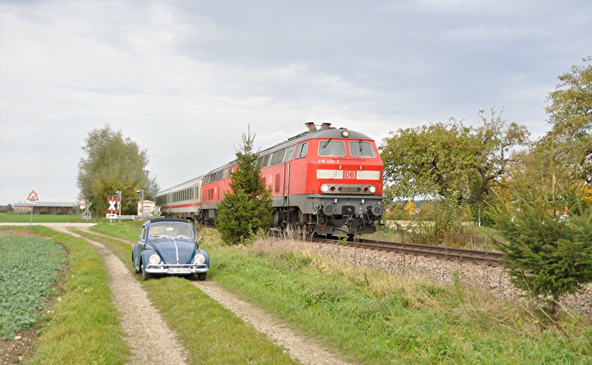 218 499-2 und eine weitere 218 mit IC 2013 Allgäu bei Jedesheim im Illertal am 14.10.2012. Auf dem Feldweg steht ein Oldtimer Leihwagen, ein VW Käfer mit Namen  Paule  aus den 60er Jahren.