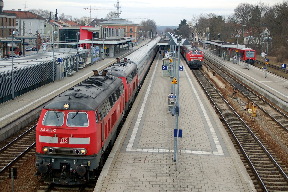 218 499-2 und eine weitere 218 vor IC Allgäu 2013 und 218 488-5 vor Nahverkehrszug nach Kempten, sowie 650 in Memmingen am 17.03.2009.
