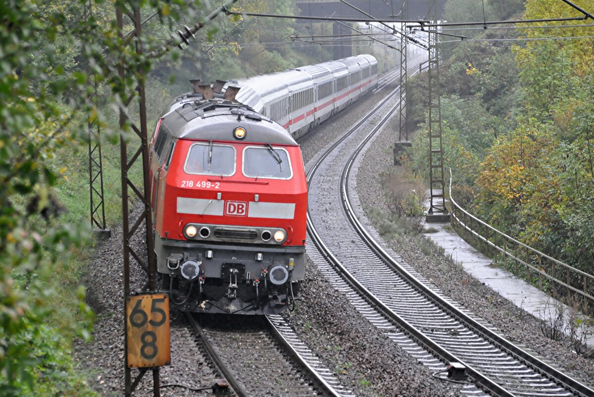 218 499-5 und eine weitere 218 mit IC 2012 Allgäu auf der Geislinger Steige am 25.09.2010.
