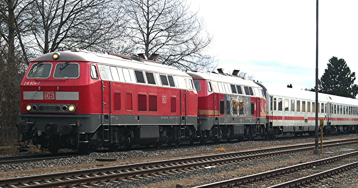 218 824-1 und 218 469 RP  Betty Boom  mit IC Allgäu im Vöhringen am 23.12.2019.