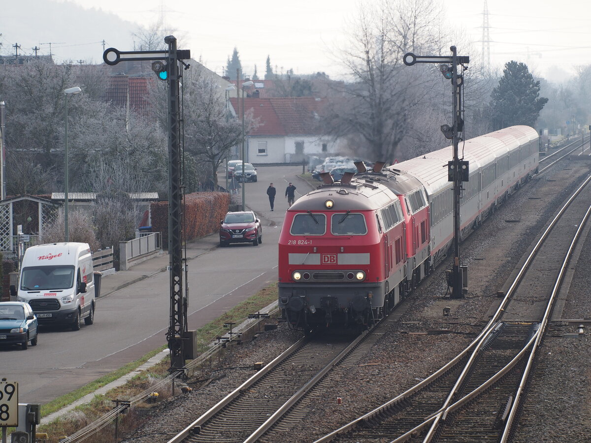 218 824-1 und eine weitere 218 mit ÖBB EC Mozart als Umleiter durch das Illertal in Vöhringen am 06.01.2020.
