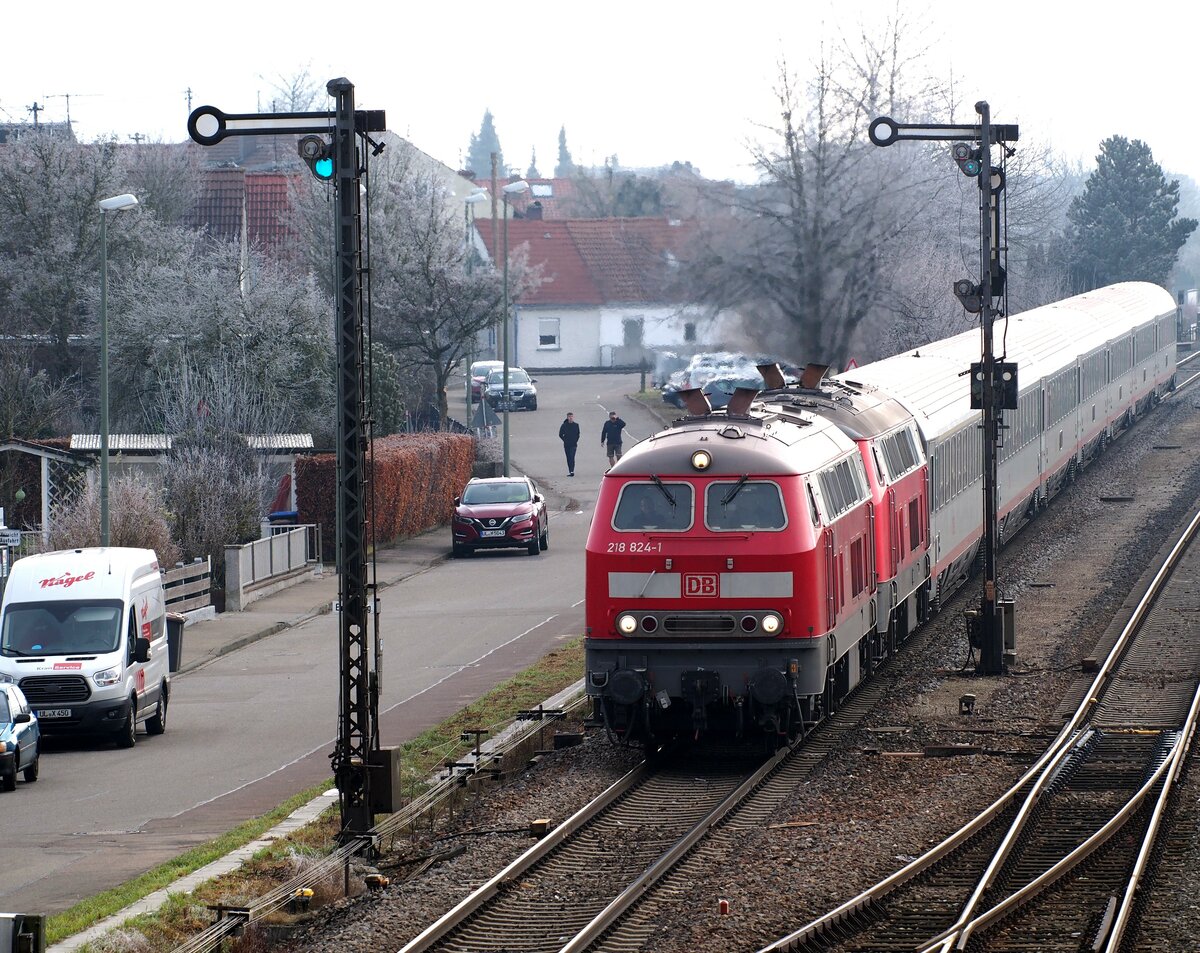 218 824-2 und 218 DB mit IC 119 BB Umleiter in Vhringen am 06.01.2020.
