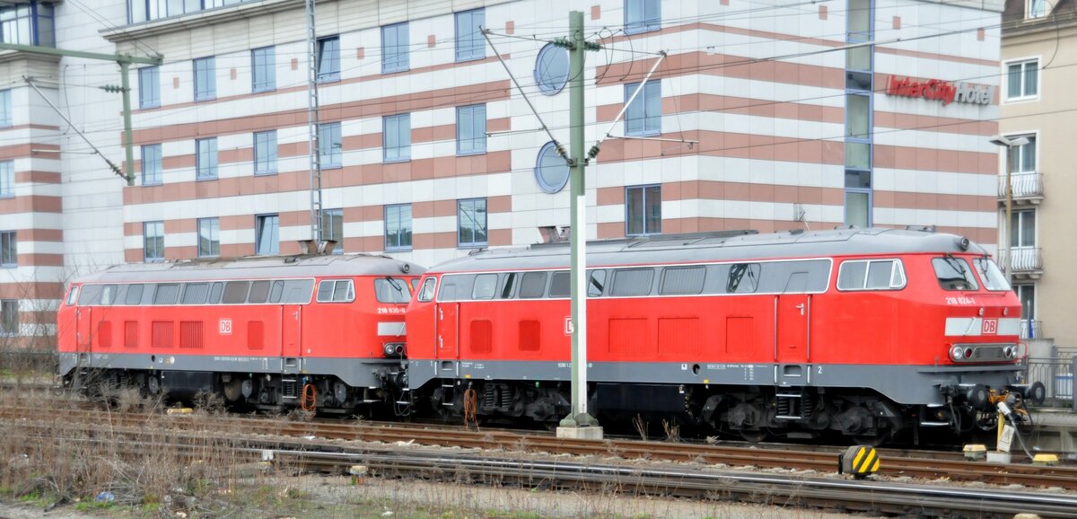 218 830-8 und 218 824-1 in Nürnberg am 04.04.2011. Die Loks haben Sonderkupplungen zum Absdhleppen von ICE.