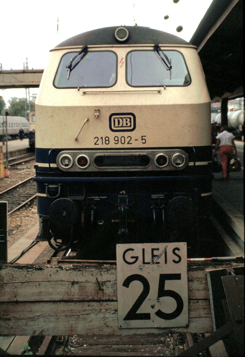 218 902-5 in Ulm am 21.08.1982. Die 218.9 waren ehemalige 210. Nach dem Ausbau der Gasturbinen wurden die Loks in 218.9 umbenannt, und wurden dem Bw Braunschweig zugewiesen. Doch aufgrund von Lokmangel an 218ern, kamen die Maschinen für kurze Zeit nach Ulm/Kempten zurück.