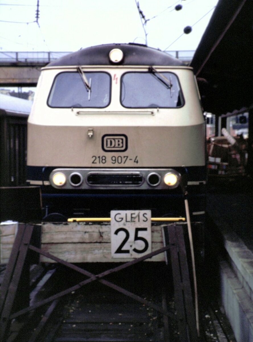 218 907-4, ex 210 007, nach dem Ausbau der Gasturbine umnummeriert und nach Braunschweig umstationiert; jedoch aufgrund Lokmangels, zurück nach Ulm ausgeliehen, für einige Wochen; am 28.11.1981.