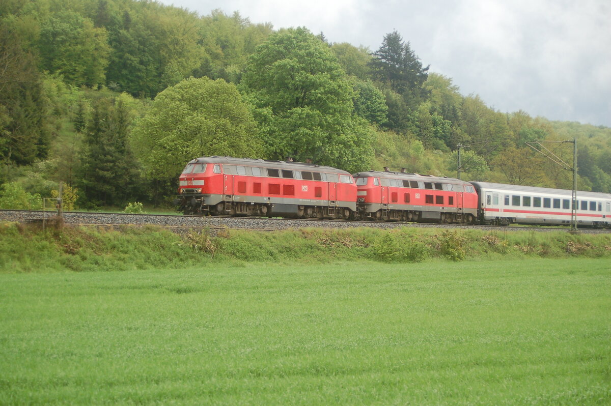 218 in Doppeltraktion mit IC 2012 Allgäu bei Amstetten am 12.05.2009.