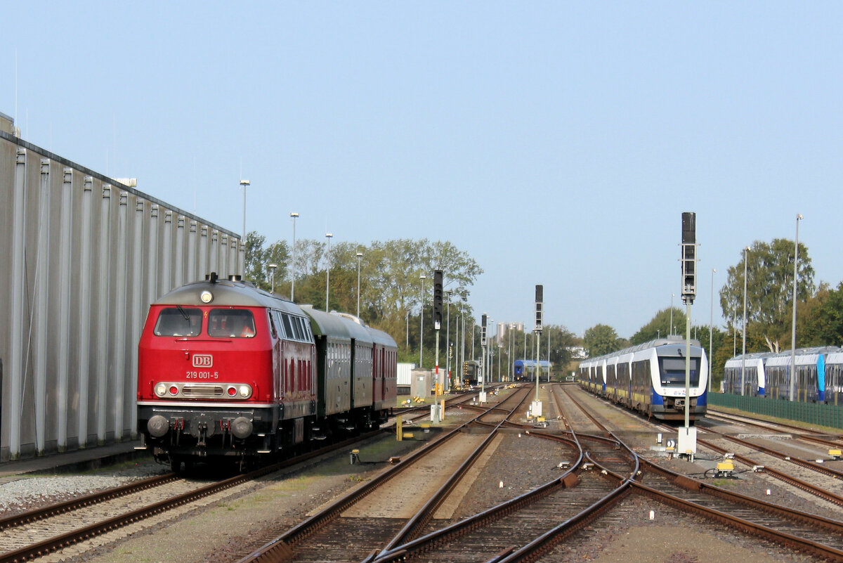 219 001-5 wird für die Pendelfahrten ( mit 218 003-2) zwischen Bremervörde u. Stade vorbereitet.
Datum: 30.09.2023.