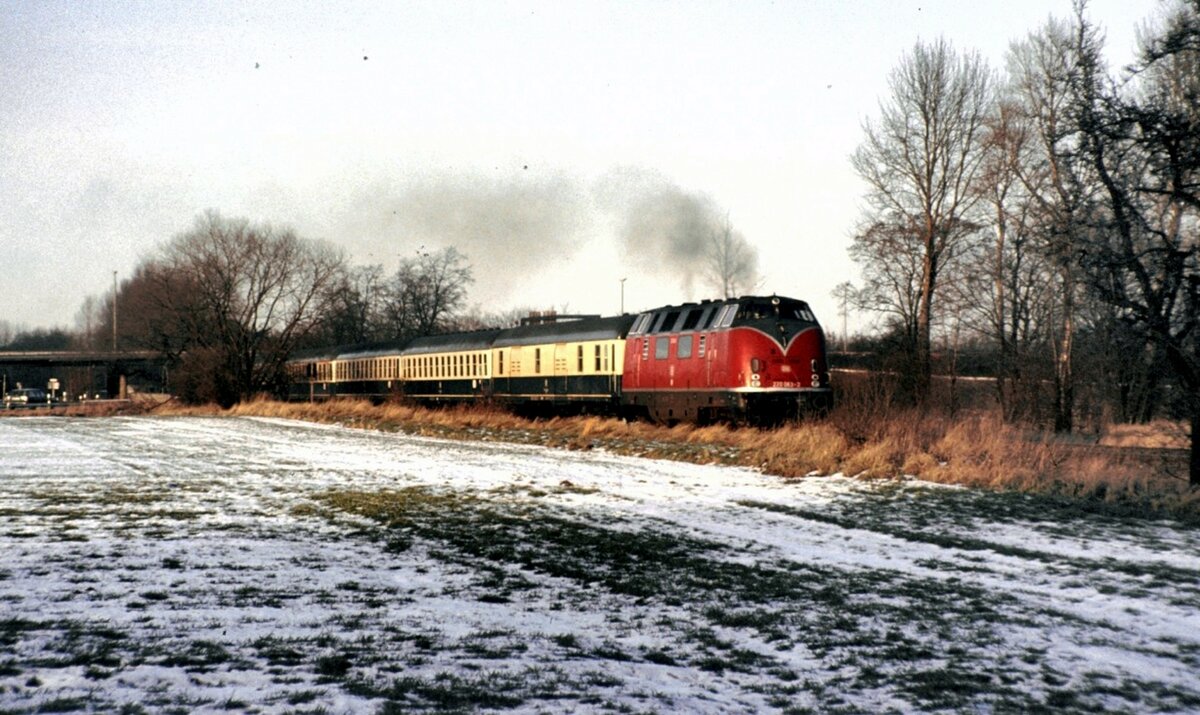 220 063-2 bei Braunschweig in Richtung Wolfenbttel am 14.02.1983.