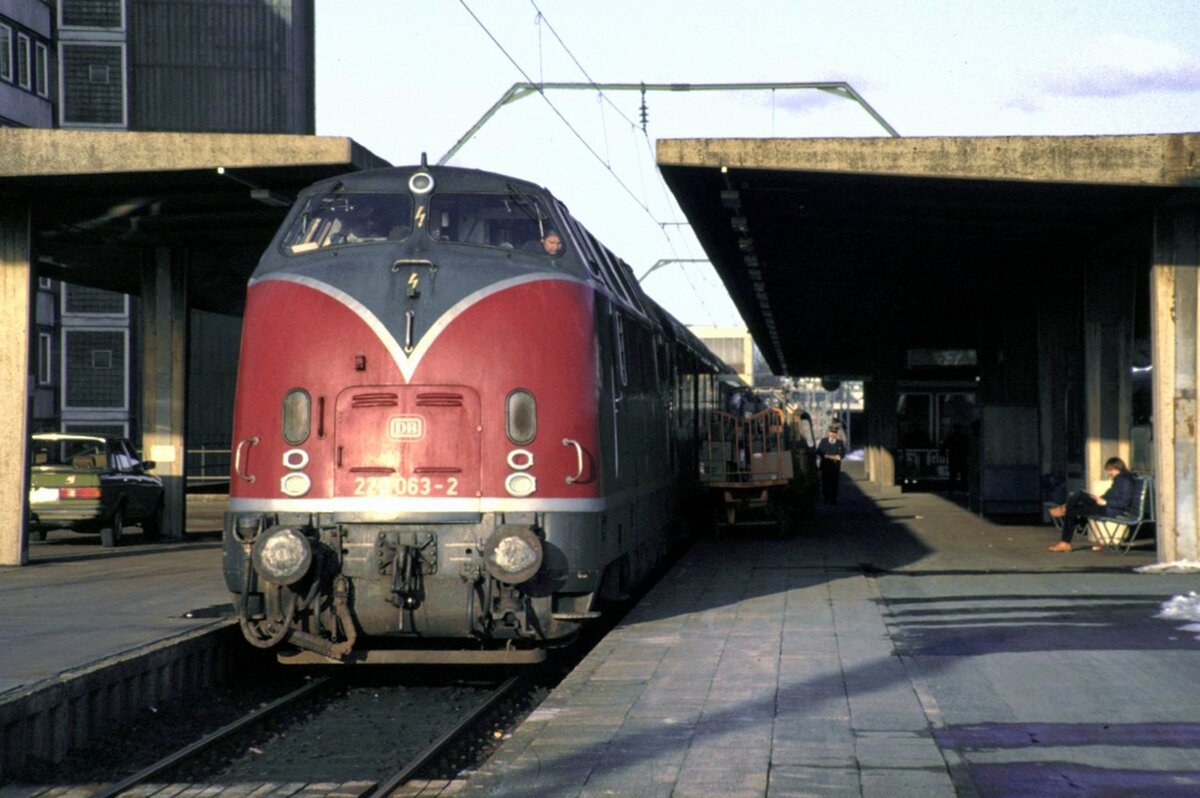 220 063-2 in Braunschweig am 24.02.1983.