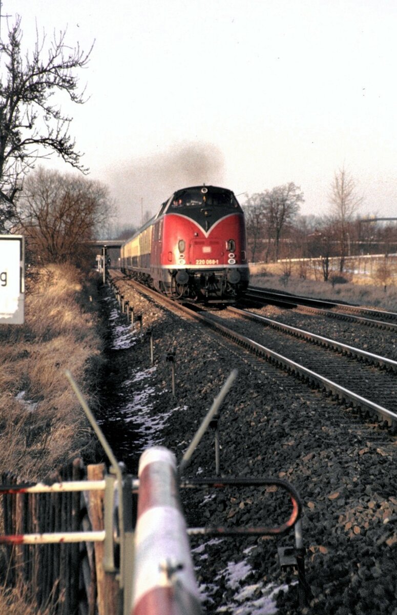 220 068-1 fhrt von Braunschweig nach Wolfenbttel am 24.02.1983.
