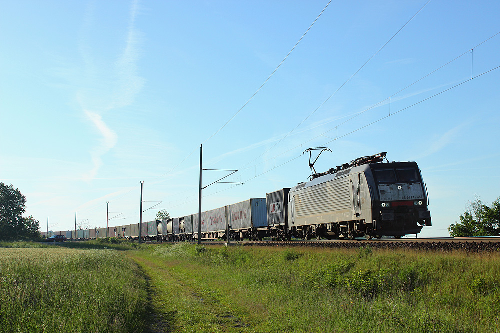 22.05.2014 06:56 Uhr - MRCE 189 453 fährt mit einem Metrans-Containerzug in Richtung Salzwedel