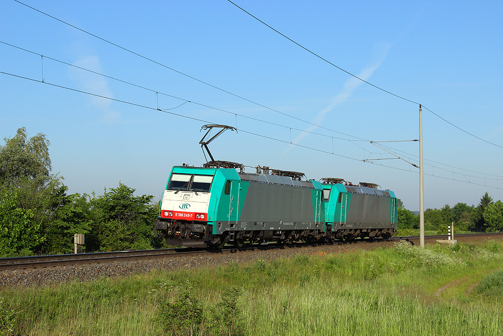 22.05.2014 07:28 Uhr - ITL 186 245 + 185 611 kommen leer aus Richtung Salzwedel
